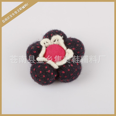 服裝輔料批發(fā)新選擇 裝飾小花與裝飾扣引領潮流
